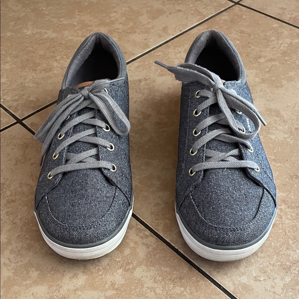 Keds size 8 lace up sneakers